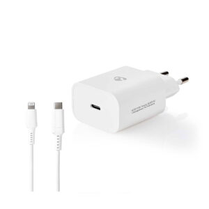 Nedis_Seinälaturi_1-Ulostulo_PD3_0_20W_USB-C-Lightning_001 Nedis Seinälaturi 1-Ulostulo PD3.0 20W USB-C - Lightning on valkoinen seinälaturi, jossa on kaksi pyöreää piikkiä ja yksi USB-C-portti, ja sen mukana tulee yhteensopiva valkoinen USB-C-Lightning-kaapeli. Mukana on minimaalinen tuotemerkintä.