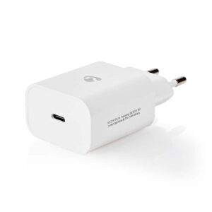 Nedis_Seinälaturi_1-Ulostulo_PD3_0_20W_USB-C-Lightning_002 Nedis Seinälaturi 1-Ulostulo PD3.0 20W USB-C - Lightning on valkoinen seinälaturi, jossa on kaksi pyöreää piikkiä ja yksi USB-C-portti, kuvassa kulmikkaasti valkoisella pohjalla.
