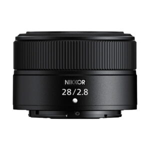 Nikon_Nikkor_Z_28mm_f_2_8_standard_002 Nikon Nikkor Z 28mm f/2.8 -objektiivi on esillä valkoisella taustalla, ja sen musta viimeistely, kuvioitu tarkennusrengas ja valkoiset kirjaimet, jotka ilmoittavat tuotemerkin ja objektiivin tekniset tiedot.