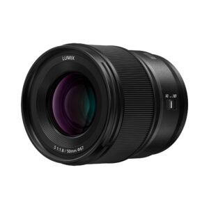 Panasonic-Lumix-S-lens-50mm-F18-02 Musta Panasonic Lumix S-objektiivi 50mm F/1.8 -objektiivi, jossa on kuvioitu tarkennusrengas ja AF/MF-kytkin valkoisella pohjalla.