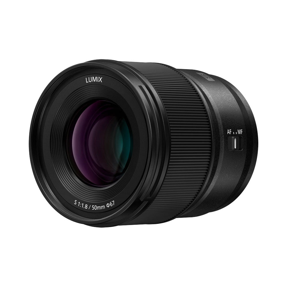 Panasonic-Lumix-S-lens-50mm-F18-02 Musta Panasonic Lumix S-objektiivi 50mm F/1.8 -objektiivi, jossa on kuvioitu tarkennusrengas ja AF/MF-kytkin valkoisella pohjalla.