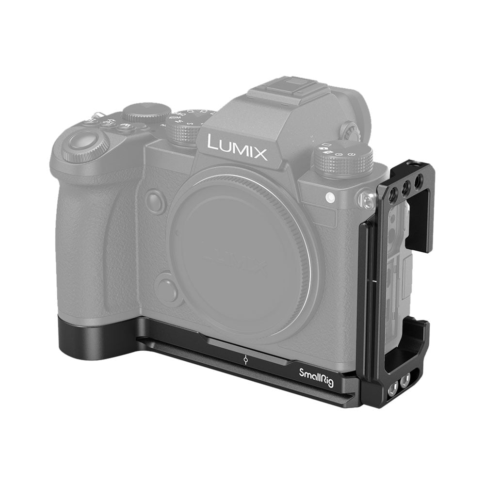 SMALLRIG--2984-04 Puoliksi läpinäkyvässä Panasonic S5 -kamerassa on musta SmallRig 2984 L-kiinnike, joka on kiinnitetty pohjaan ja sivuun tarjoamaan lisäkiinnitysmahdollisuuksia ja korostamaan kiinnikkeen sopivuutta.