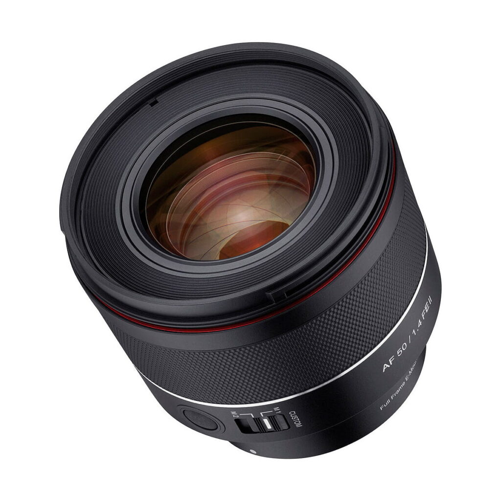Samyang_AF_50mm_f_1_4_EF_II_003 A close-up of the Samyang AF 50mm f/1.4 II - Sony FE lens shows its black barrel, visible glass element, focus ring and AF/MF switch with "AF 50/1.4 FE" and red and white highlight lines.