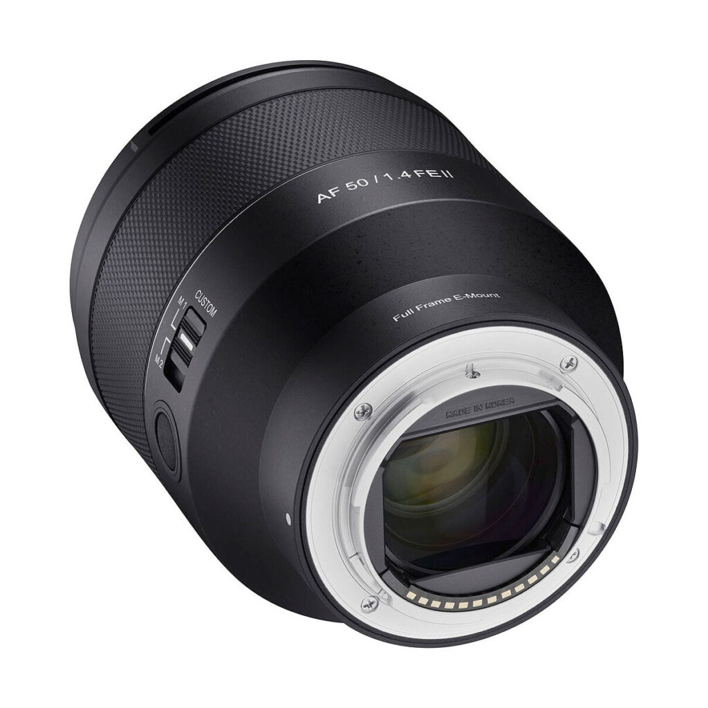 Samyang_AF_50mm_f_1_4_EF_II_004 A close-up of the Samyang AF 50mm f/1.4 II - Sony FE lens shows its black exterior, metal mount, control dials, textured grip and "AF 50/1.4 FE II" marking.