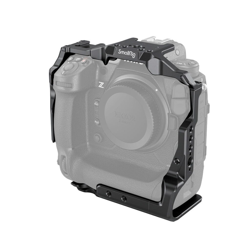 SmallRig_Cage_for_Nikon_Z9_3195_000 SmallRig Cage for Nikon Z9 3195 asennetaan akkukahvalla varustettuun Nikon Z9 -kameraan, joka tarjoaa suojaa ja lisävarusteiden kiinnityspisteitä. Puoliksi läpinäkyvä kameranäkymä korostaa häkin muotoilua ja ominaisuuksia.