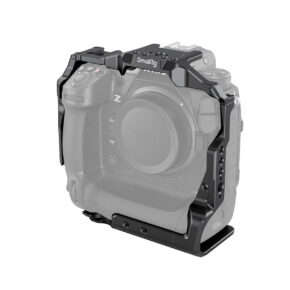 SmallRig_Cage_for_Nikon_Z9_3195_000 SmallRig Cage for Nikon Z9 3195 asennetaan akkukahvalla varustettuun Nikon Z9 -kameraan, joka tarjoaa suojaa ja lisävarusteiden kiinnityspisteitä. Puoliksi läpinäkyvä kameranäkymä korostaa häkin muotoilua ja ominaisuuksia.