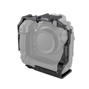 SmallRig_Cage_for_Nikon_Z9_3195_000 SmallRig Cage for Nikon Z9 3195 asennetaan akkukahvalla varustettuun Nikon Z9 -kameraan, joka tarjoaa suojaa ja lisävarusteiden kiinnityspisteitä. Puoliksi läpinäkyvä kameranäkymä korostaa häkin muotoilua ja ominaisuuksia.