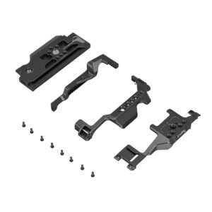 SmallRig_Cage_for_Nikon_Z9_3195_001 Nikon Z9 3195:lle tarkoitetun SmallRig Cage for Nikon Z9 3195:n neljä komponenttia ja kymmenen pientä ruuvia on järjestetty valkoiselle taustalle, ja ne esittelevät kameran kiinnittämiseen tai vakauttamiseen tarkoitettua modulaarista rakennetta.