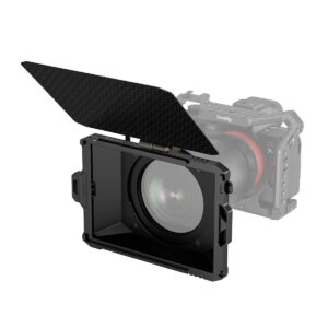 SmallRig_Mini_Matte_Box_Lite_3575_001 SmallRig Mini Matte Box Lite 3575, jossa on ylälippu, on asennettu ammattikäyttöön tarkoitetun kamera-asennelman etupuolelle, kun taas kameran runko näkyy hieman epäselvästi taustalla.