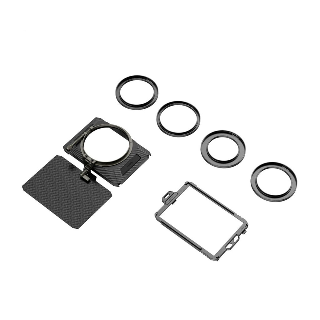 SmallRig_Mini_Matte_Box_Lite_3575_002 The SmallRig Mini Matte Box Lite 3575 kit includes several round adapter rings, a rectangular filter holder and a grooved filter frame, all of which appear on a white background.