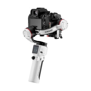 Zhiyun-Tech_Crane_M3_001 Musta digitaalikamera on kiinnitetty valkoiseen Zhiyun Crane M3 - Gimbaali -käsivakaajaan, jonka kahvassa on pieni näyttö ja ohjauspainikkeet.