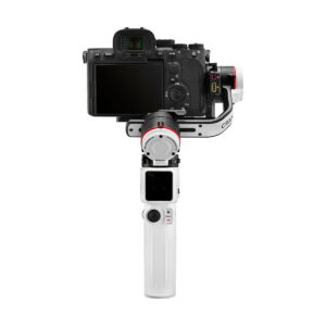 Zhiyun-Tech_Crane_M3_002 Musta digitaalikamera on kiinnitetty Zhiyun Crane M3 - Gimbaali -nimiseen valkoiseen käsikäyttöiseen gimbal-stabilisaattoriin takaapäin valkoista taustaa vasten.