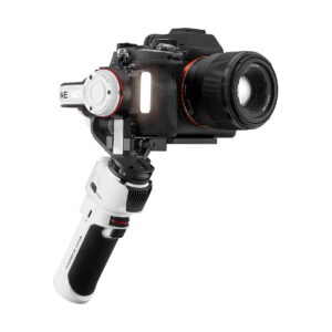 Zhiyun-Tech_Crane_M3_003 Zhiyun Crane M3 - Gimbaali, käsikäyttöinen valkoinen ja musta gimbaalivakaaja, tukee ammattikäyttöön tarkoitettua digitaalikameraa ja on esillä tavallista valkoista taustaa vasten.