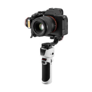 Zhiyun-Tech_Crane_M3_004 Zhiyun Crane M3 - Gimbaali pitää kädessään mustaa digitaalikameraa, jossa on objektiivi ja joka näkyy valkoisella taustalla.