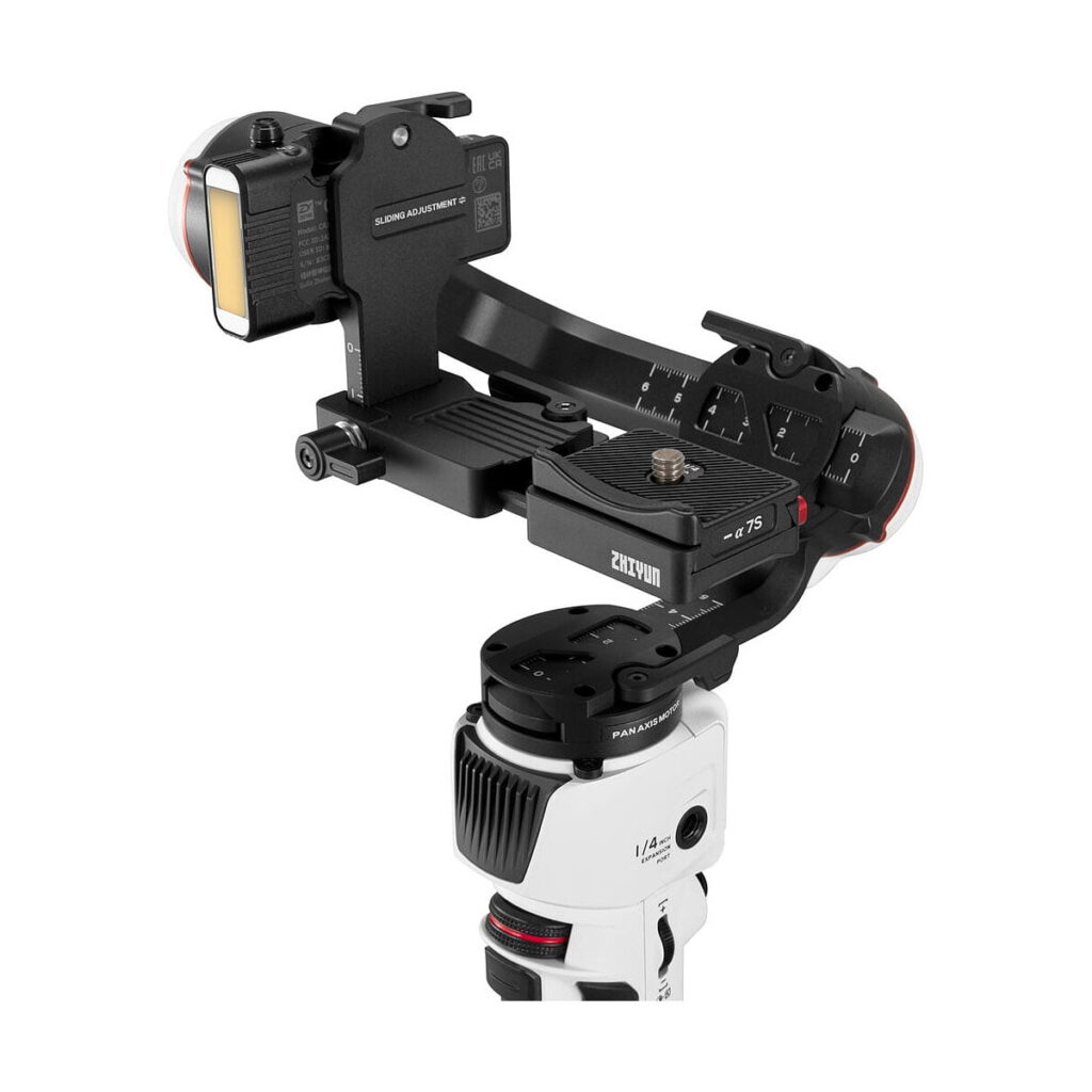 Zhiyun-Tech_Crane_M3_006 Lähikuva Zhiyun Crane M3 - Gimbaali mustavalkoisesta kameran kardaanivakaajasta, jossa korostuvat säätömerkinnät, ohjauspainikkeet ja kameran pikakiinnitys.