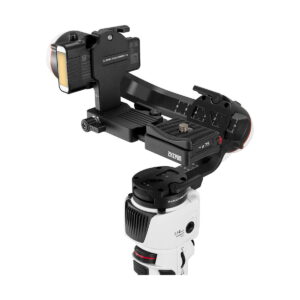 Zhiyun-Tech_Crane_M3_006 Lähikuva Zhiyun Crane M3 - Gimbaali mustavalkoisesta kameran kardaanivakaajasta, jossa korostuvat säätömerkinnät, ohjauspainikkeet ja kameran pikakiinnitys.