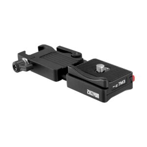 Zhiyun-Tech_Crane_M3_007 Musta Zhiyun Crane M3 - Gimbaali -pikakiinnityslevyn sovitin, jossa on merkintä "α 7M3", kiinnitysruuvi, kuvioitu pinta ja lukitusmekanismi kameran turvallista kiinnitystä varten.