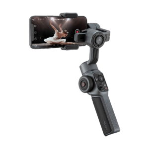 Zhiyun_Smooth_5_002 Zhiyun Smooth 5 älypuhelimille on käsikäyttöinen älypuhelimen gimbal-stabilisaattori, jossa on useita ohjauspainikkeita ja mukava ote, tässä kuvassa älypuhelin kiinnitettynä, joka tallentaa ballerinan lavalla.