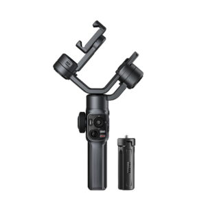 Zhiyun_Smooth_5_004 Zhiyun Smooth 5 älypuhelimille on musta käsikäyttöinen gimbaalivakaaja, jossa on ohjauspainikkeet ja irrotettava jalusta, joka on suunniteltu vakaaseen älypuhelimen videokuvaukseen.