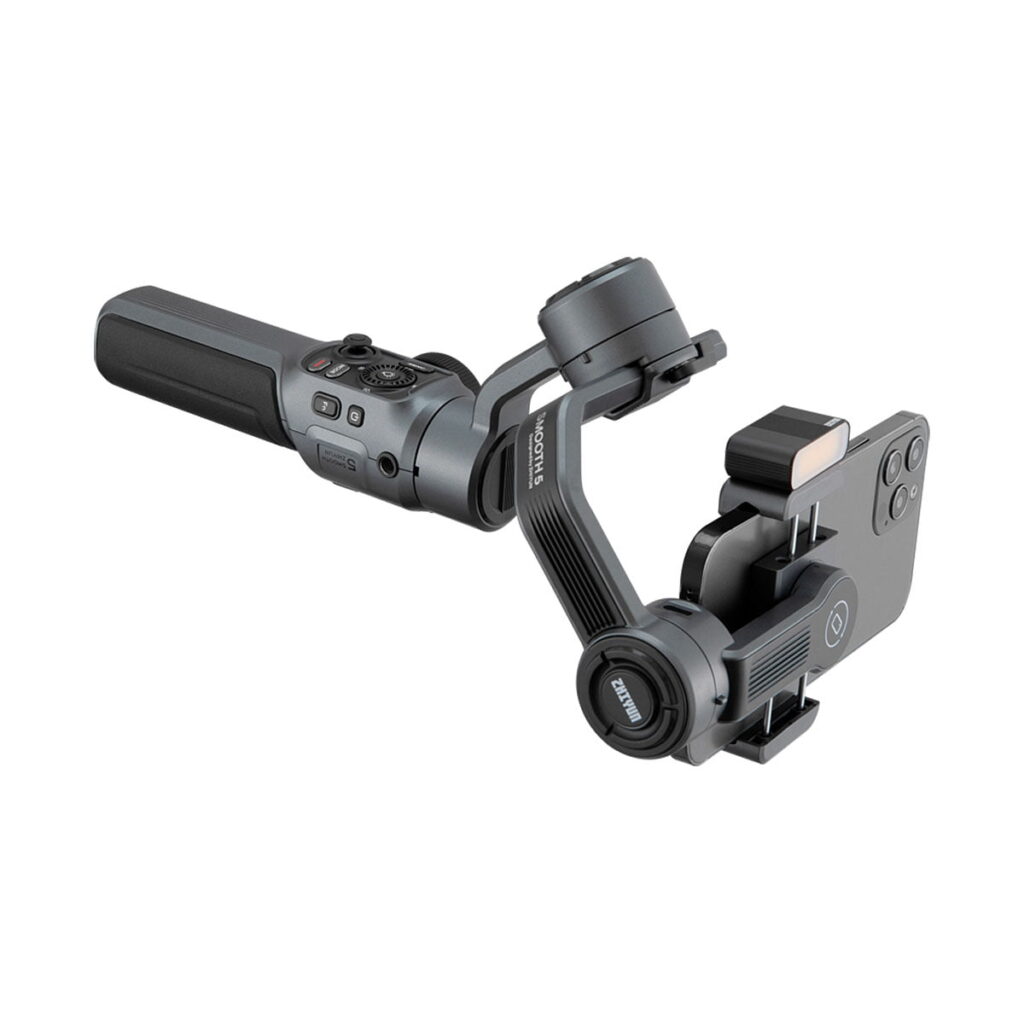 Zhiyun_Smooth_5_005 Zhiyun Smooth 5 Combo älypuhelimille on ergonomisella mustalla kahvalla ja ohjauspainikkeilla varustettu käsikäyttöinen gimbaali, joka on suunniteltu sujuvaan videokuvaukseen älypuhelimella.
