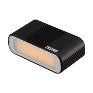 Zhiyun_Smooth_5_006 Zhiyun Smooth 5 Combo älypuhelimille on kompakti, suorakaiteen muotoinen musta LED-valaisin, jossa on pyöristetyt reunat, lämpimän valon säteilevä himmeä etupaneeli, kuvioidut sivut ja ylhäällä näkyvä tuotenimi.