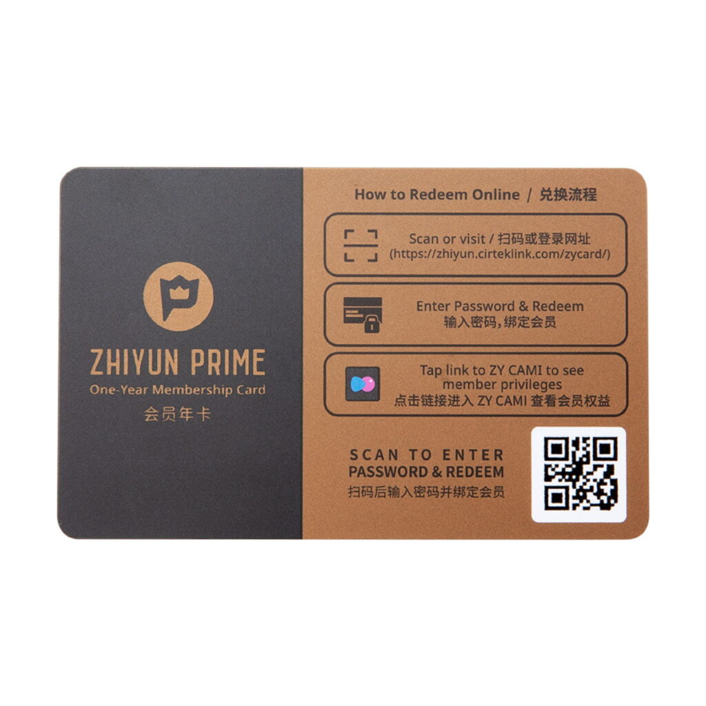 Zhiyun_Smooth_5_009 Zhiyun Smooth 5 Combo älypuhelimille yhden vuoden jäsenkortti, jossa on englanninkieliset ja kiinankieliset online-lunastusohjeet, QR-koodi, askel askeleelta -kuvakkeet ja ruskeankultainen muotoilu.