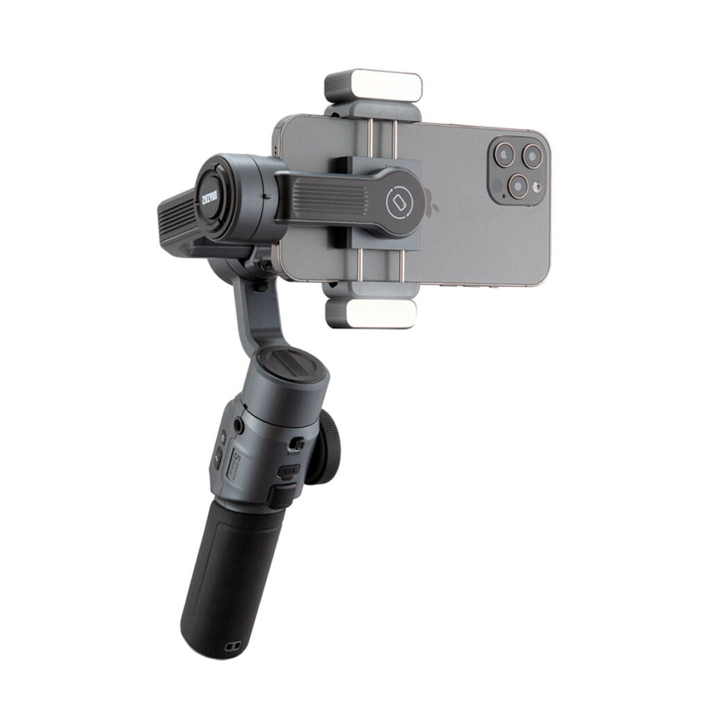 Zhiyun_Smooth_5_010 Zhiyun Smooth 5 Combo älypuhelimille on musta käsikäyttöinen gimbal-stabilisaattori, joka pitää harmaata älypuhelinta vaakasuorassa ja on suunniteltu vakaaseen videokuvaukseen ja valokuvaukseen.