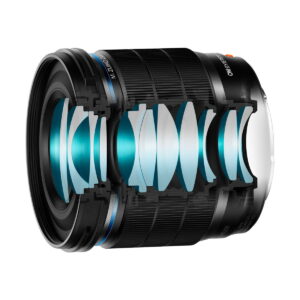 om_systems_20mm_f14_pro_02 OM SYSTEM M.Zuiko Digital ED 20mm f/1.4 PRO -objektiivin poikkileikkaus näyttää useita sisäisiä lasielementtejä sen mustassa tynnyrissä, ja jotkin osat on korostettu sinisellä optisen rakenteen havainnollistamiseksi.