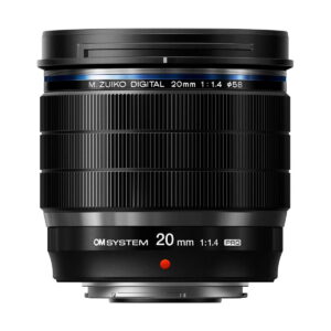 om_systems_20mm_f14_pro_04 OM SYSTEM M.Zuiko Digital ED 20mm f/1.4 PRO -objektiivi pystyasennossa valkoisella pohjalla, jossa näkyy objektiivin rungon merkki, polttoväli ja aukon merkinnät.