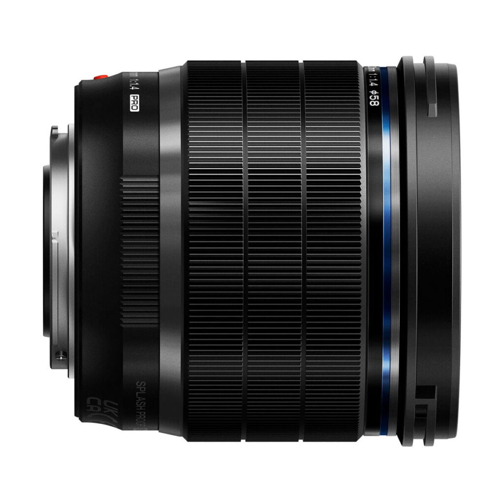 om_systems_20mm_f14_pro_06 OM SYSTEM M.Zuiko Digital ED 20mm f/1.4 PRO -objektiivin sivukuvassa näkyy sen musta viimeistely, kuvioidut pitorenkaat ja sininen korostus etupuolen lähellä, ja sen polttoväli- ja aukkomerkinnät ovat 20 mm ja 1:1,4.