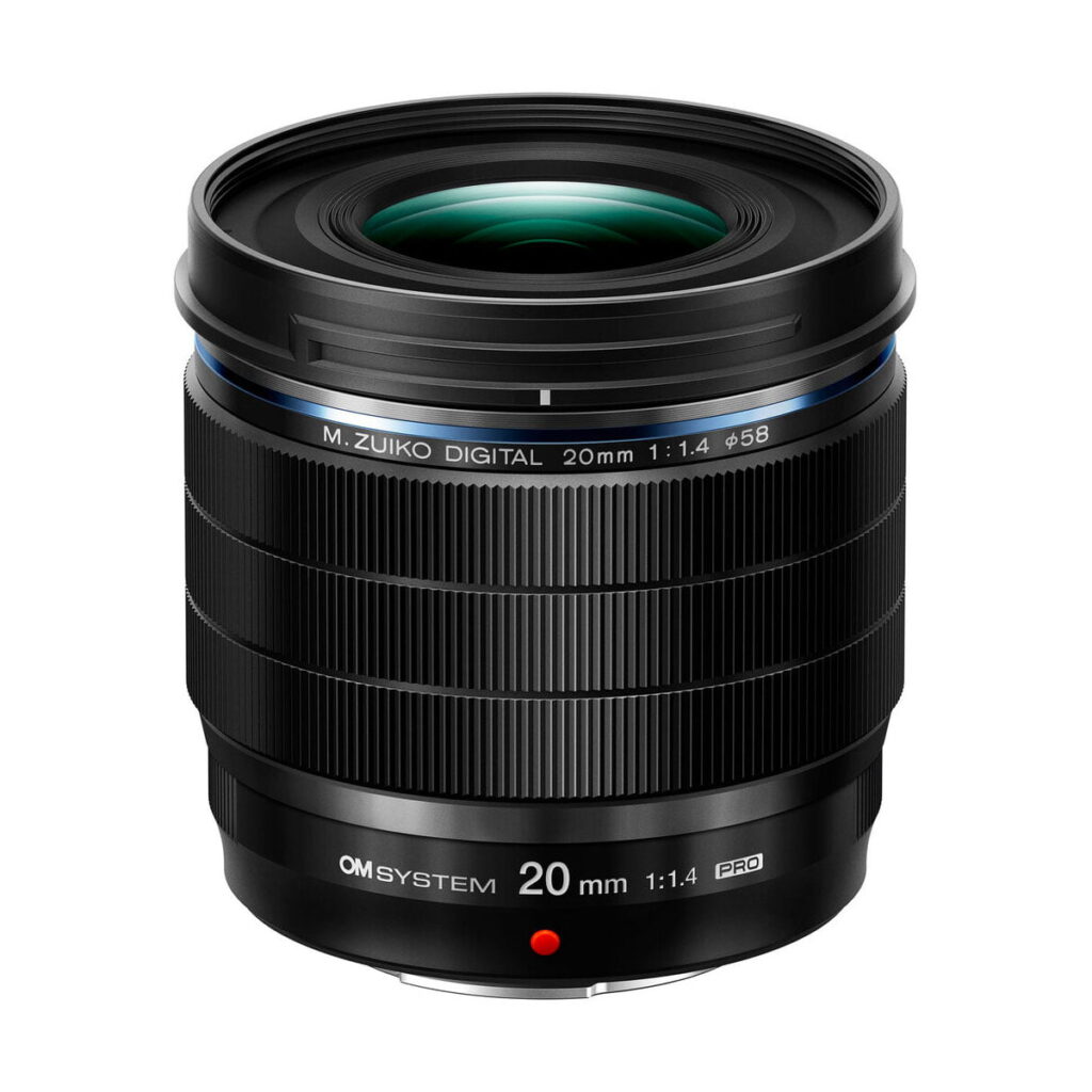 om_systems_20mm_f14_pro_07 Musta OM SYSTEM M.Zuiko Digital ED 20mm f/1.4 PRO -objektiivi seisoo pystyasennossa valkoisella pohjalla ja esittelee yksityiskohtaista harjattua muotoilua ja merkittyjä tietoja.