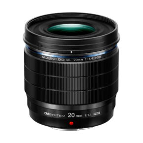 Musta OM SYSTEM M.Zuiko Digital ED 20mm f/1.4 PRO -objektiivi seisoo pystyasennossa valkoisella pohjalla ja esittelee yksityiskohtaista harjattua muotoilua ja merkittyjä tietoja.