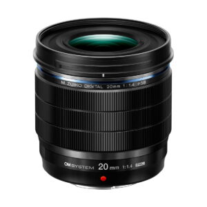 om_systems_20mm_f14_pro_07 Musta OM SYSTEM M.Zuiko Digital ED 20mm f/1.4 PRO -objektiivi seisoo pystyasennossa valkoisella pohjalla ja esittelee yksityiskohtaista harjattua muotoilua ja merkittyjä tietoja.