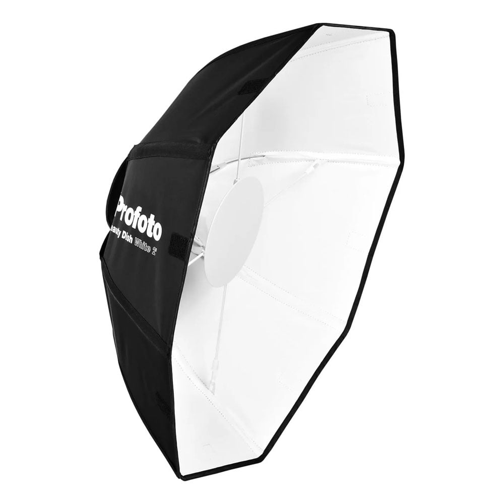 profoto_ocf_beauty_dish_white2 Profoto OCF Beauty Dish White 2' on mustavalkoinen kahdeksankulmainen softbox-valonmuokkain, jossa on Profoto-brändi ja joka on suunniteltu ammattimaiseen valokuvaukseen.
