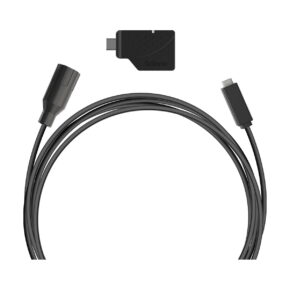 Brinno AFB1000 Camera Extender Kit for BCC2000 sisältää mustan USB-C-kaapelin, jonka toisessa päässä on tynnyriliitin ja toisessa USB-C-pistoke, sekä kompaktin mustan sovittimen, jossa on merkintä "brinno".