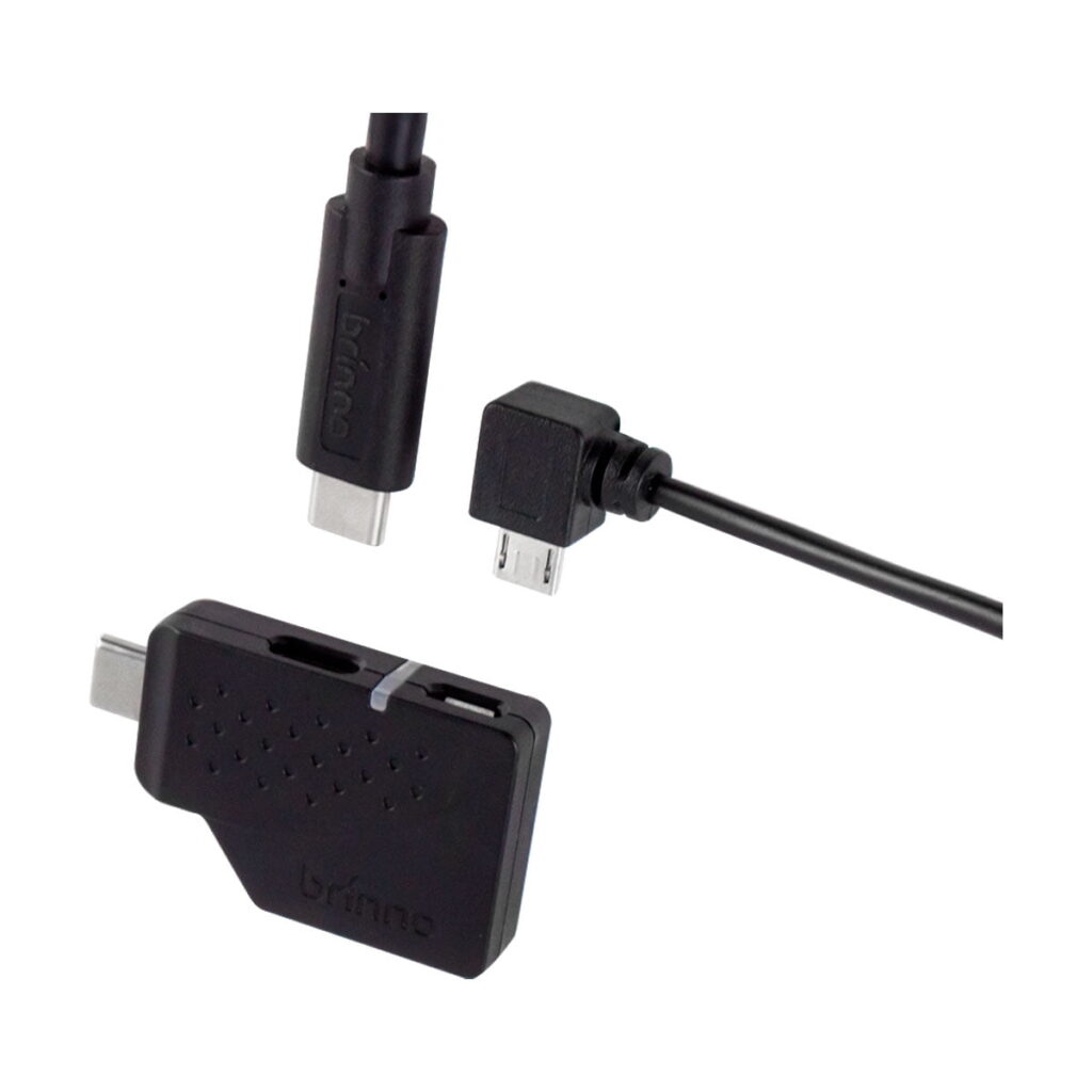 Brinno_AFB1000_Camera_Extender_Kit_for_BCC2000_002 Brinno AFB1000 Camera Extender Kit for BCC2000 näkyy valkoisella pohjalla kolmen mustan sovittimen ja kaapelin kanssa: USB-C-pistoke, suorakulmainen mikro-USB-pistoke ja Brinno-merkkinen sovitin.