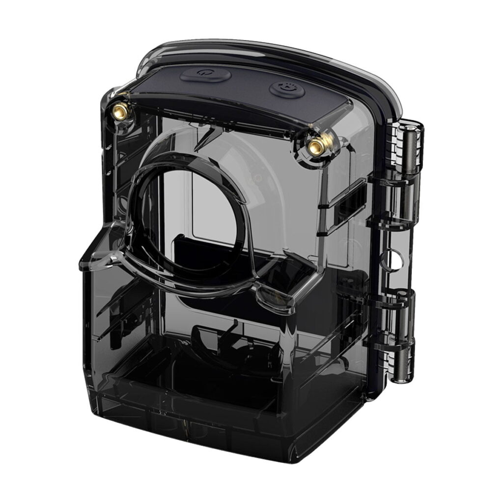 Brinno_ATH1000_Underwater_Housing_002 Brinno ATH1000 Waterproof Housing on läpinäkyvä musta muovikotelo, jossa on pyöreä etuosa, saranoitu kansi ja kaksi kullanväristä kosketuspistettä yläosassa.
