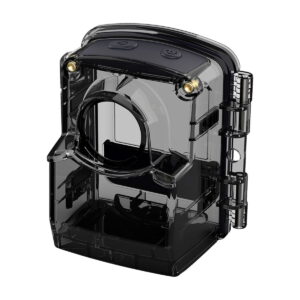 Brinno_ATH1000_Underwater_Housing_002 Brinno ATH1000 Waterproof Housing on läpinäkyvä musta muovikotelo, jossa on pyöreä etuosa, saranoitu kansi ja kaksi kullanväristä kosketuspistettä yläosassa.