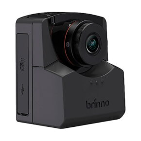 Brinno TLC2020 Timelapse-kamera on musta, ja siinä on laajakulmaobjektiivi, sivussa USB-paikka ja kolme etupuolen merkkivaloa valkoisella taustalla.
