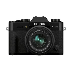 Fujifilm_X-T30_II_Fujinon_XC_15-45mm_f_3_5-5_6_musta_001 Fujifilm X-T30 II + Fujinon XC 15-45mm f/3.5-5.6 (Musta) -digitaalikameran etukuva, jossa korostuvat objektiivi, säätimet ja Fujifilmin tuotemerkki.