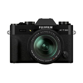 Fujifilm_X-T30_II_Fujinon_XF_18-55mm_f_2_8-4_R_LM_OIS_musta_001 Fujifilm X-T30 II + Fujinon XF 18-55mm f/2.8-4 R LM OIS mustan Fujifilm X-T30 II + Fujinon XF 18-55mm f/2.8-4 R LM OIS -objektiivin etunäkymä, jossa on säätöpyörät, painikkeet ja Fujifilm-brändinimi objektiivin kiinnikkeen yläpuolella.