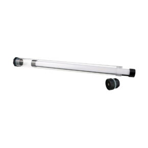 NANLITE Waterproof Tube for PavoTube II 15X on kirkas lieriömäinen putki, jonka molemmissa päissä on mustat kierteitetyt korkit - toinen korkki poistetaan ja asetetaan putken viereen - ja jonka sisällä on valkoinen sauva.