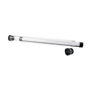 NANLITE_Waterproof_Tube_for_PavoTube_II_15X_001 NANLITE Waterproof Tube for PavoTube II 15X on kirkas lieriömäinen putki, jonka molemmissa päissä on mustat kierteitetyt korkit - toinen korkki poistetaan ja asetetaan putken viereen - ja jonka sisällä on valkoinen sauva.