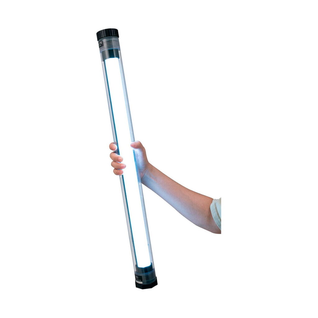 NANLITE_Waterproof_Tube_for_PavoTube_II_15X_003 Käsi pitelee NANLITE Waterproof Tube for PavoTube II 15X -putkea, pitkää lieriömäistä LED-työvaloa, jossa on mustat päätykappaleet ja joka hehkuu kirkkaasti valkoista taustaa vasten.