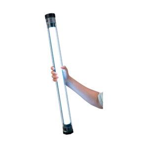 NANLITE_Waterproof_Tube_for_PavoTube_II_15X_003 Käsi pitelee NANLITE Waterproof Tube for PavoTube II 15X -putkea, pitkää lieriömäistä LED-työvaloa, jossa on mustat päätykappaleet ja joka hehkuu kirkkaasti valkoista taustaa vasten.