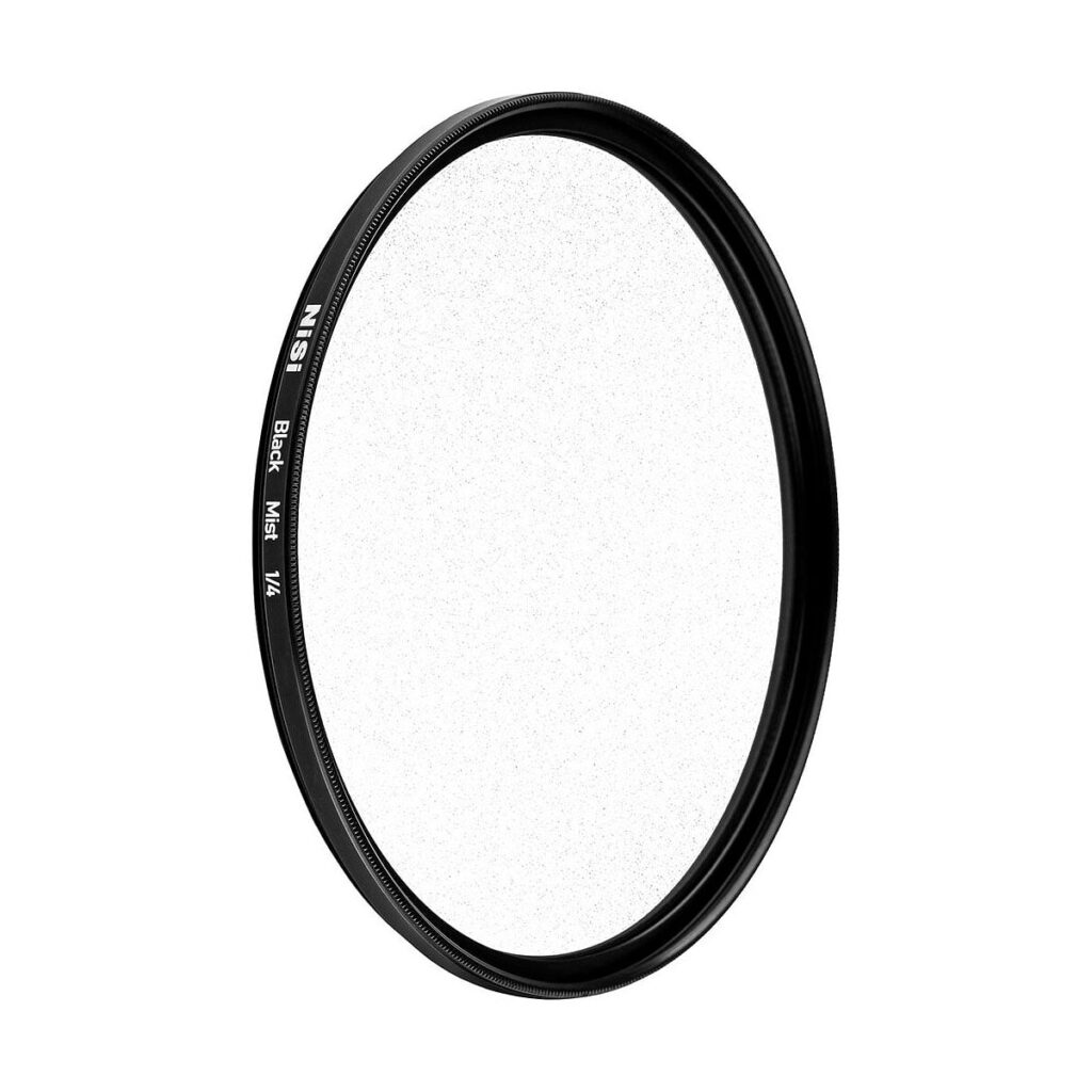 NiSi_Filter_Black_Mist_1_4_82mm_001 NiSi-suodattimessa Black Mist 1/4 82mm -diffuusiosuodin on musta metallikehys ja kirkas lasi valkoista taustaa vasten.