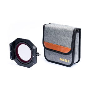 NiSi Filter Holder Kit V7 (True Color NC CPL) -levysuodin pidike, jossa on neliönmuotoinen musta pidike, jossa on pyöreä lasisuodatin, on esillä harmaan ja ruskean NiSi-pussin vieressä, jossa on kultainen logo valkoisella pohjalla.