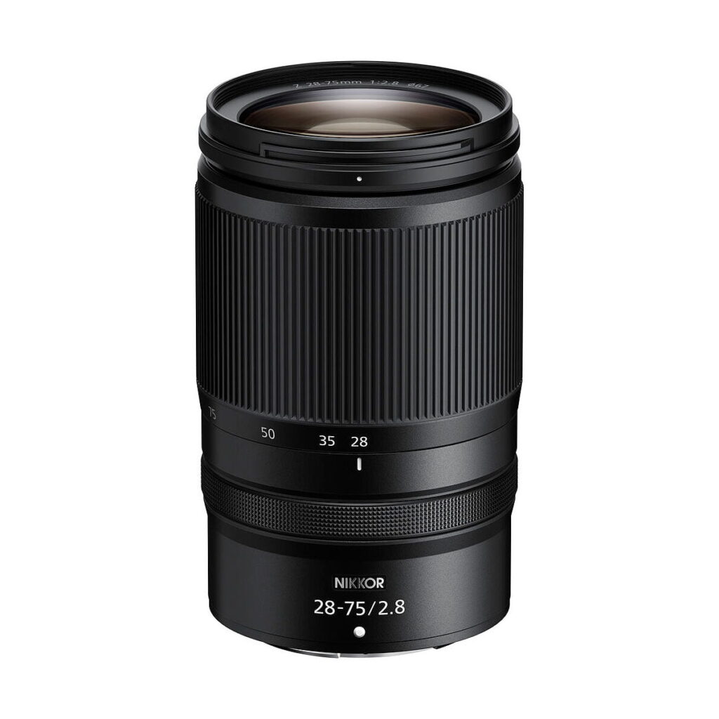 Nikon_NIKKOR_Z_28-75mm_f_2_8_S_001 Nikon Nikkor Z 28-75mm f/2.8 S -objektiivi, musta kameraobjektiivi, jossa on 28-75 mm:n zoom ja f/2,8 maksimiaukko, on pystyssä valkoista taustaa vasten.