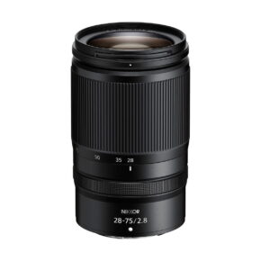 Nikon_NIKKOR_Z_28-75mm_f_2_8_S_001 Nikon Nikkor Z 28-75mm f/2.8 S -objektiivi, musta kameraobjektiivi, jossa on 28-75 mm:n zoom ja f/2,8 maksimiaukko, on pystyssä valkoista taustaa vasten.