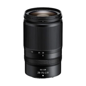 Nikon_NIKKOR_Z_28-75mm_f_2_8_S_001 Nikon Nikkor Z 28-75mm f/2.8 S -objektiivi, musta kameraobjektiivi, jossa on 28-75 mm:n zoom ja f/2,8 maksimiaukko, on pystyssä valkoista taustaa vasten.